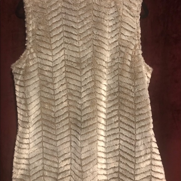 💛Sabrina Lauren FAUX FUR VEST‼️ - Picture 2 of 7
